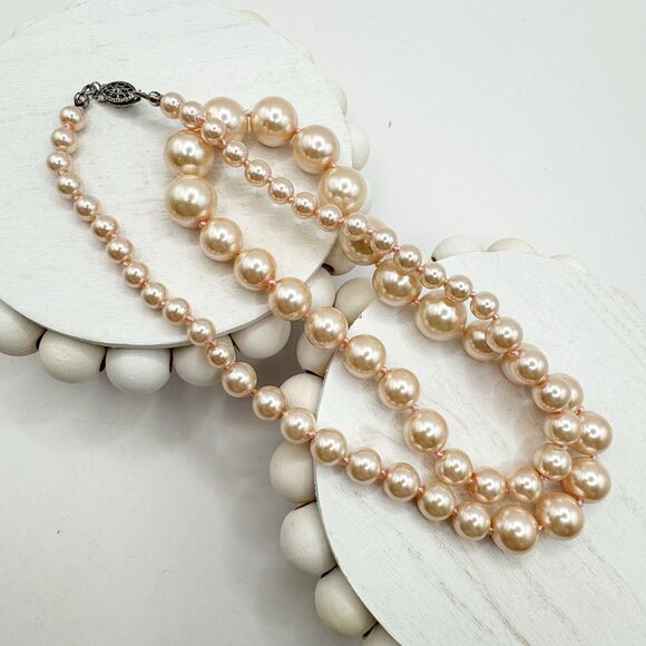 Vintage Graduate Pink Faux Pearl Necklace Sterling Fishhook Clasp Retro Classy - Picture 2 of 9